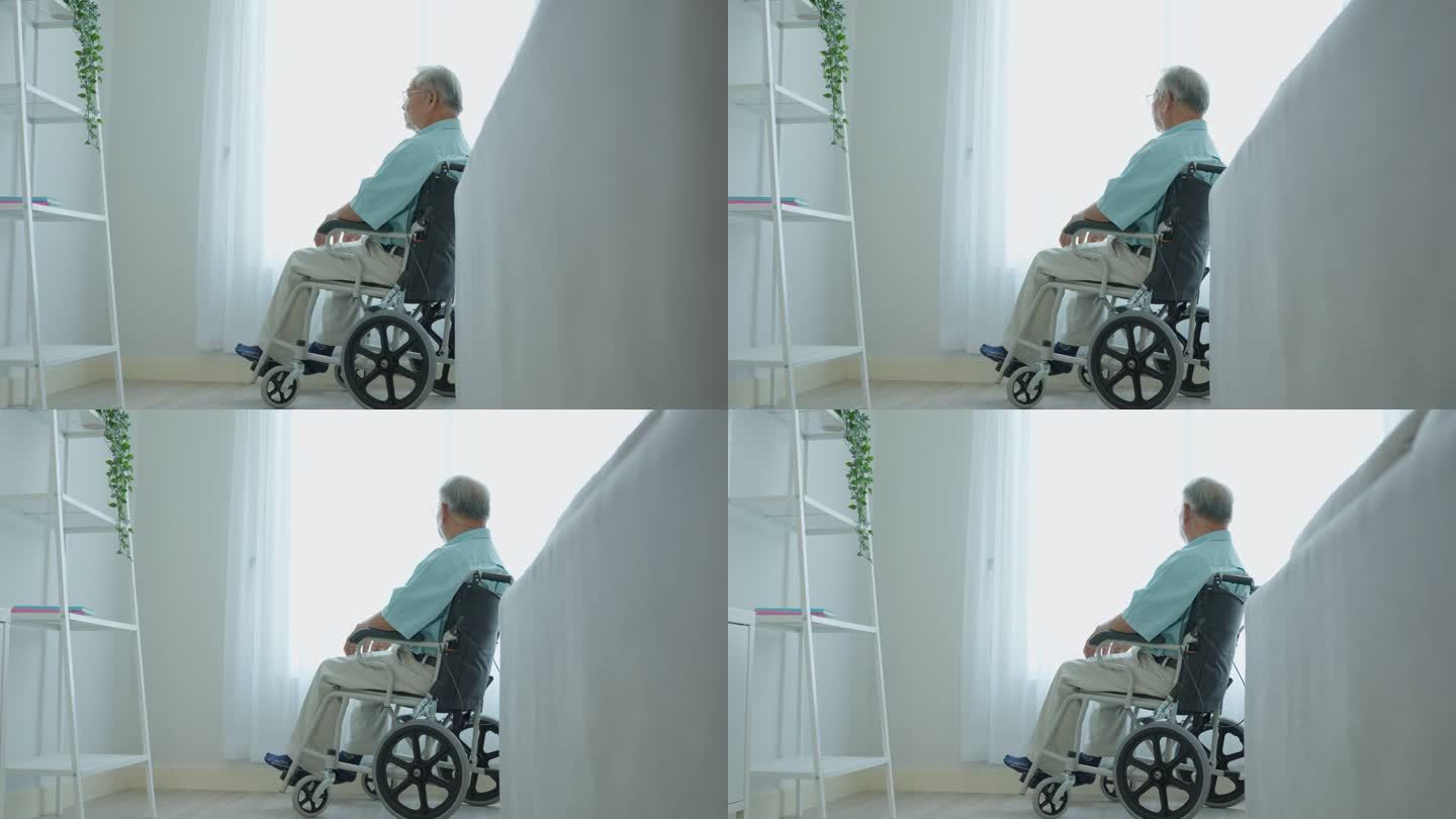 亚洲老年男性独自坐在轮椅上，退休后留在家里。不快乐的老年残疾人感到孤独，担心医疗保健问题。医院保健和
