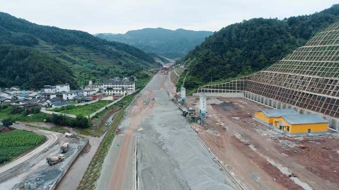 公路视频堆满沙土施工中的云南山区高速公路