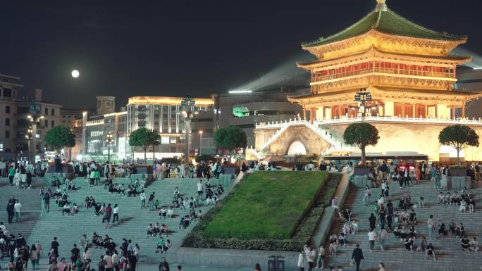 中国西安钟楼夜幕鼓楼延时摄影十五的月亮
