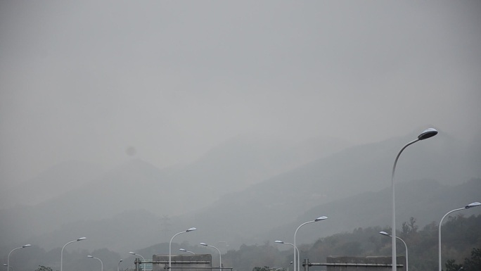 秋雨迷雾中的重庆北碚缙云山一隅的风景