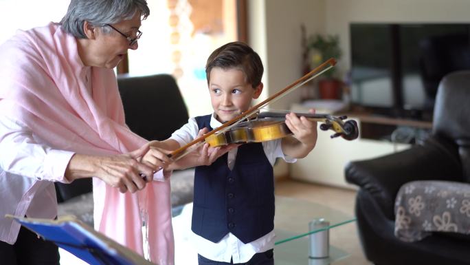 高级小提琴老师教一个小男孩拉小提琴