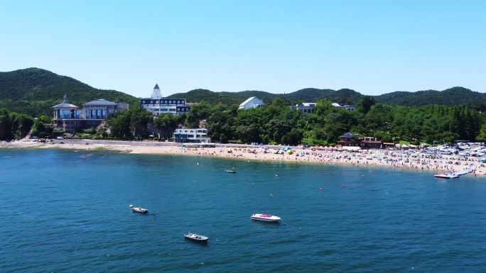 大连棒棰岛碧海蓝天海边沙滩湾区