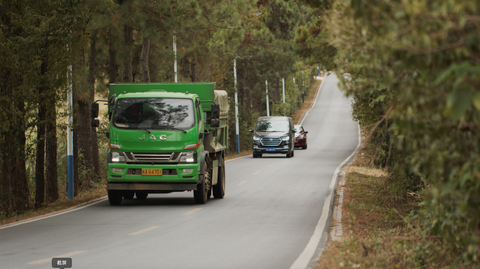 山村道路上的小货车