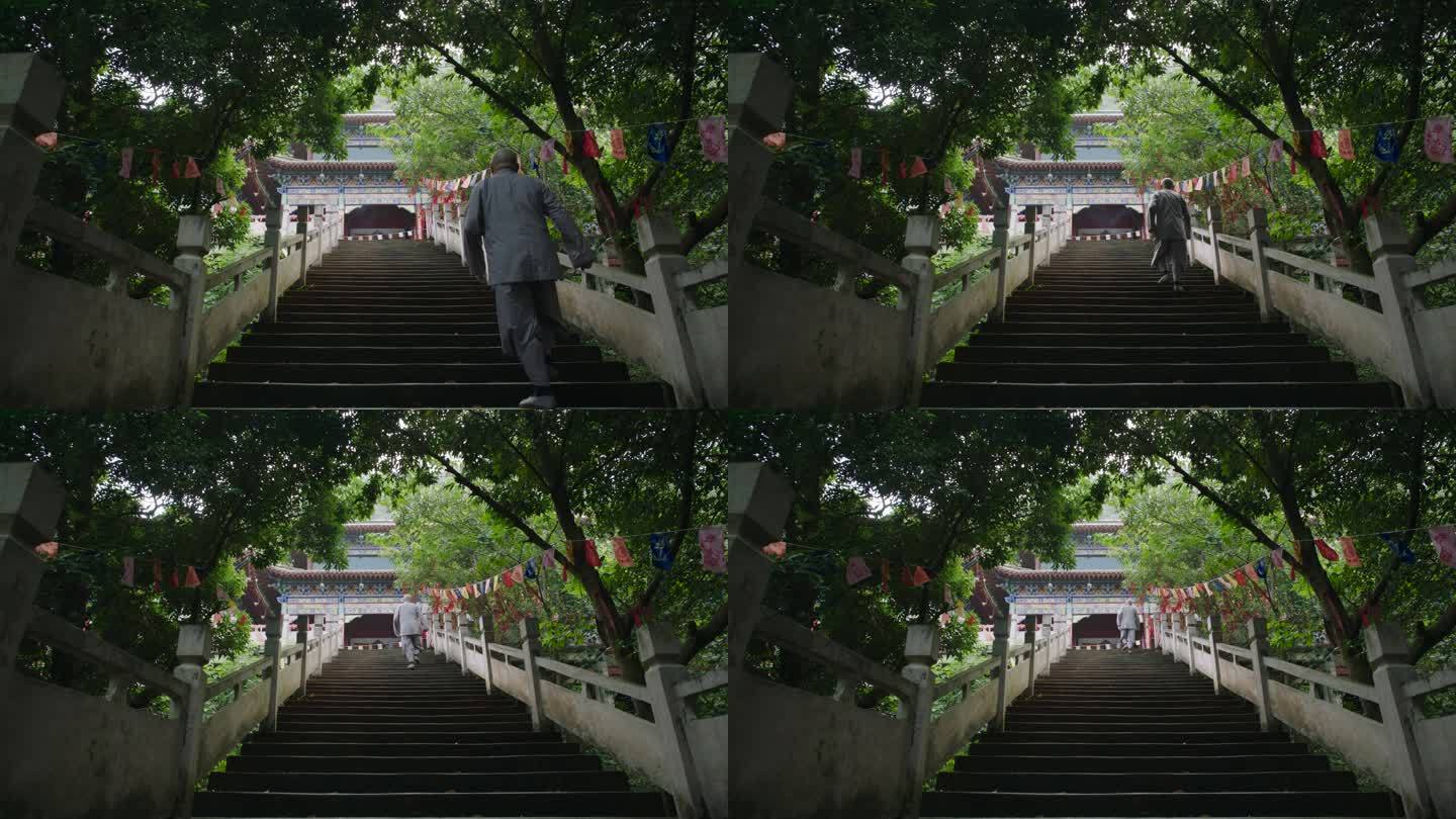 华龙寺和尚走上台阶