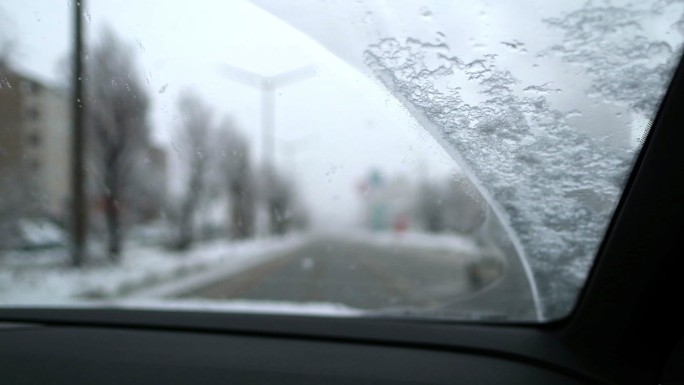 大雾暴雪暴风雪中接近盲道交叉口