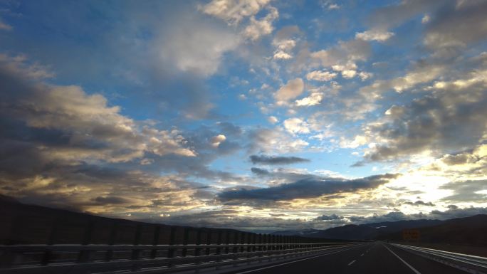 西藏 高速公路 晨曦