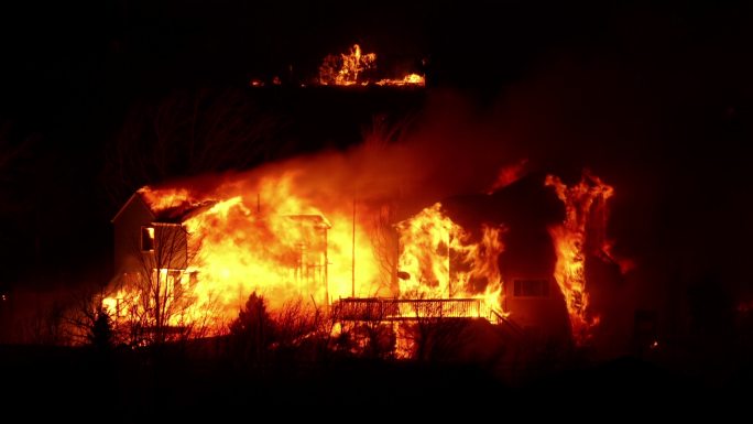 科罗拉多州博尔德郊外马歇尔大火烧毁了高级住宅