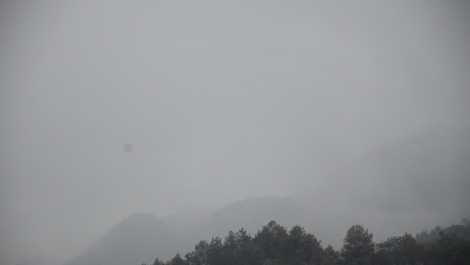 秋雨迷雾中的重庆北碚缙云山一隅的风景