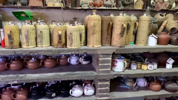 古镇茶馆大碗茶和竹子编织的茶瓶