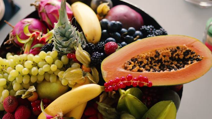 餐桌上供应的新鲜水果、豪华水果桌、有机水果
