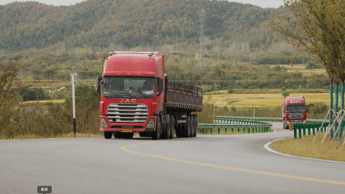 山村道路上的大货车