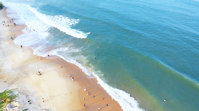 海边度假沙滩游客俯拍大海阳光沙滩唯美海滩