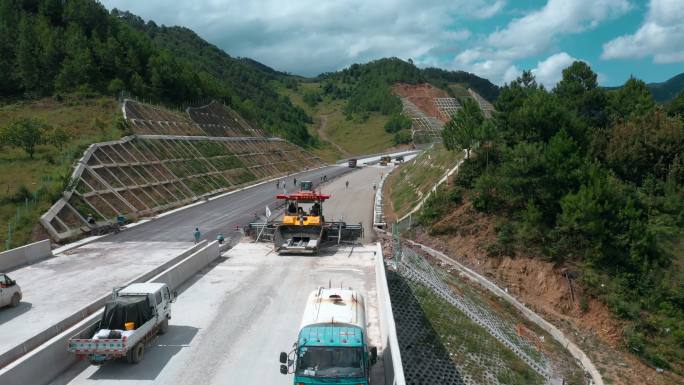高速公路建设视频云南山区高速公路铺设路面