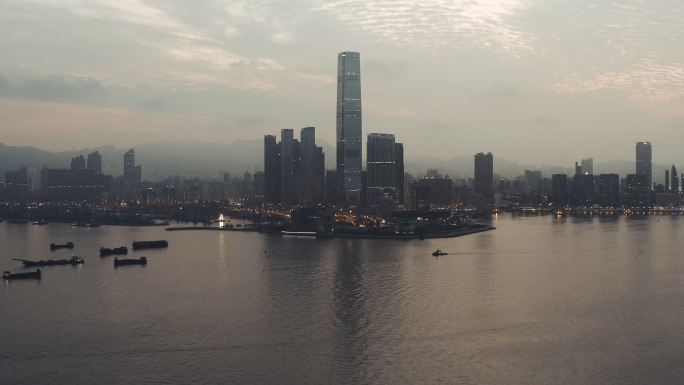 云雾笼罩着香港的建筑物