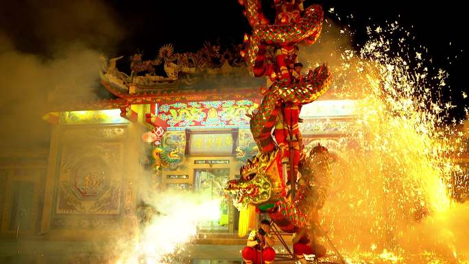 春节晚上的龙舞表演和烟火。