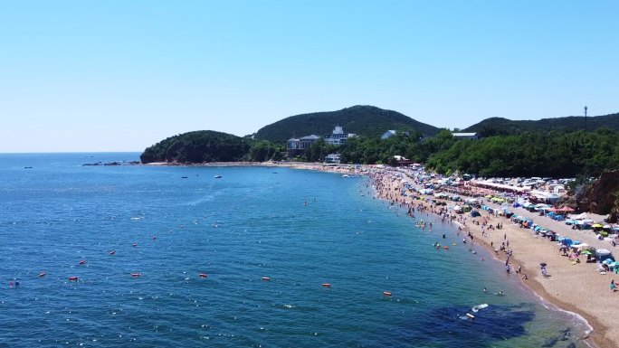 大连棒棰岛碧海蓝天海边沙滩湾区