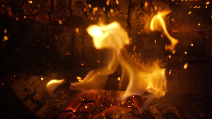篝火加煤燃烧的木柴燃烧的煤