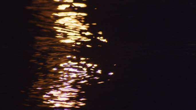 夜晚金色水波纹夜景水景湖水湖面波光粼粼