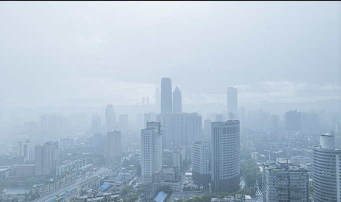 城市下雨延时大雨来临实拍