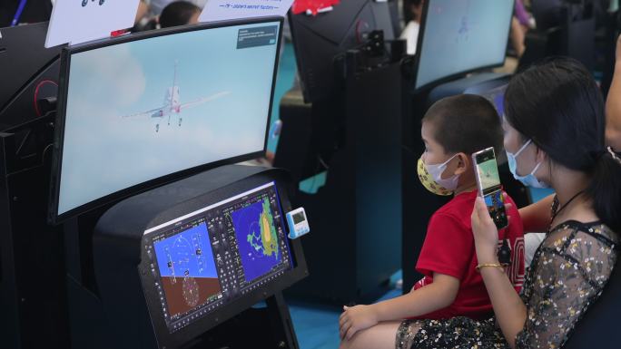 4K孩子体验驾驶飞机空镜