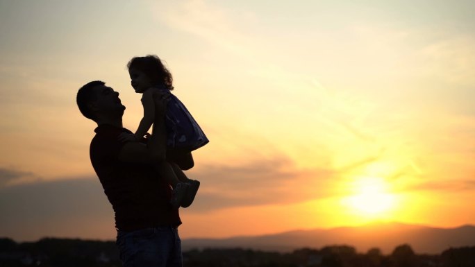 日落时分，父亲抱着他的小女儿