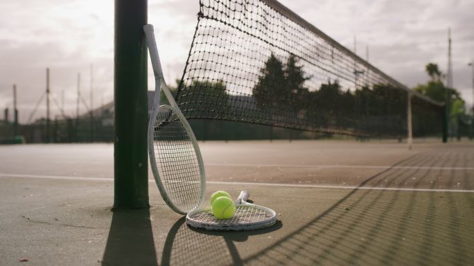 室外一个空网球场内球拍和球的4k视频片段