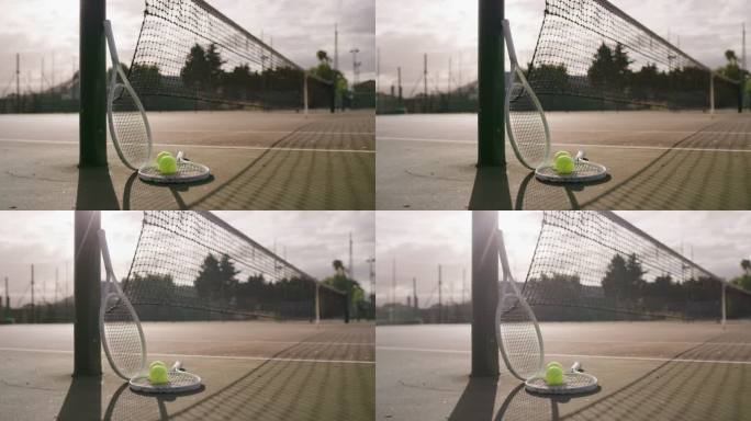 室外一个空网球场内球拍和球的4k视频片段