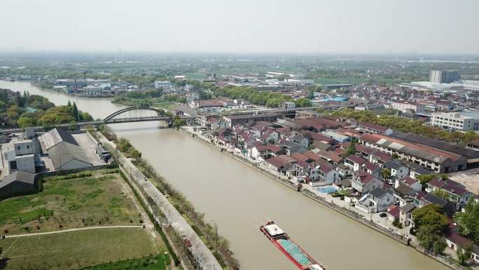 运河穿过中国江苏省的古镇