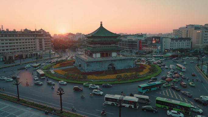 西安钟楼与中国夕阳下的城市交通