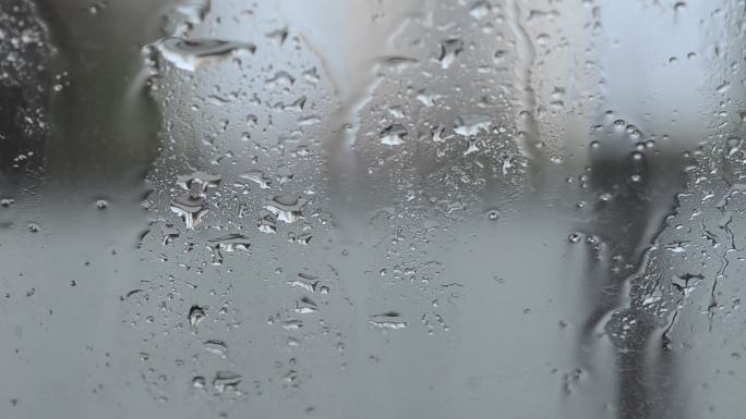 下雨天的窗户流动的雨滴