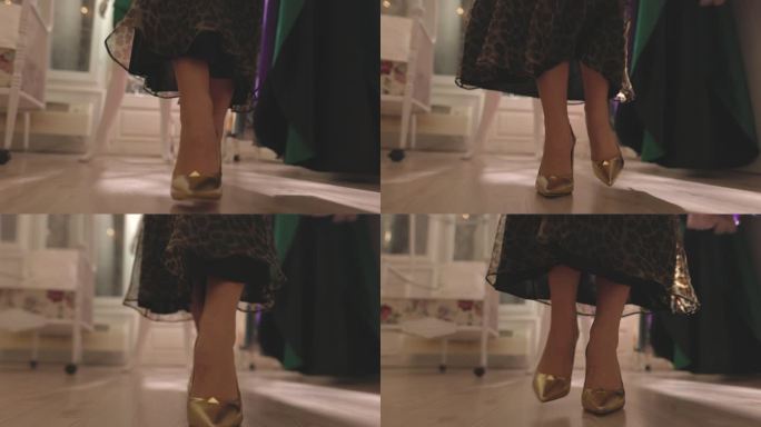 室内行走时，穿着金色高跟鞋的女性双脚特写