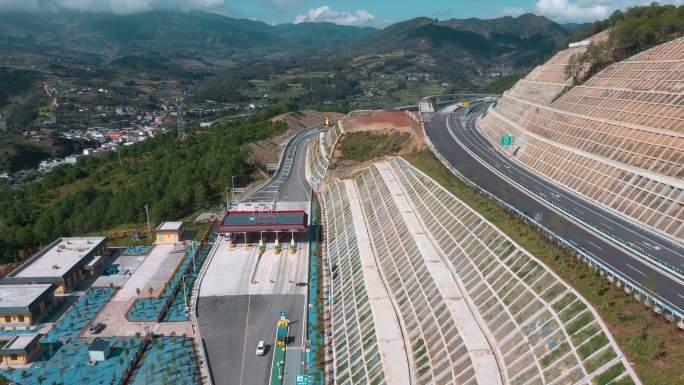 公路视频云南山区高速公路挡土墙绿化建设
