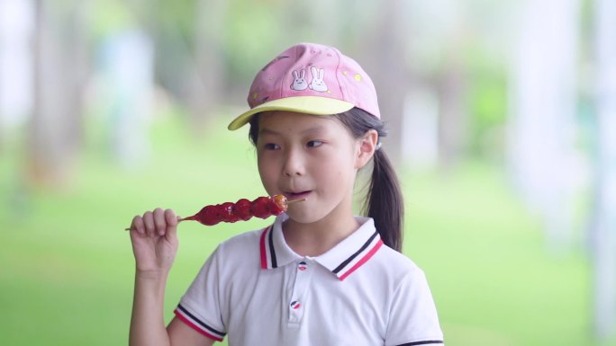 小女孩吃冰糖葫芦