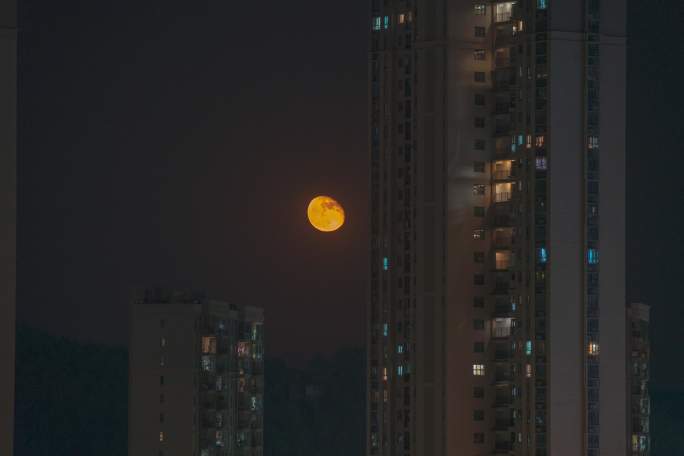 月亮升在高楼