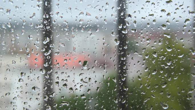 玻璃窗上的雨滴