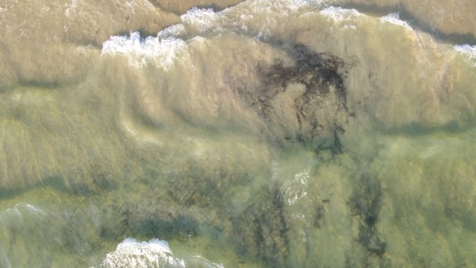 海滩上漂浮的溢油俯瞰图