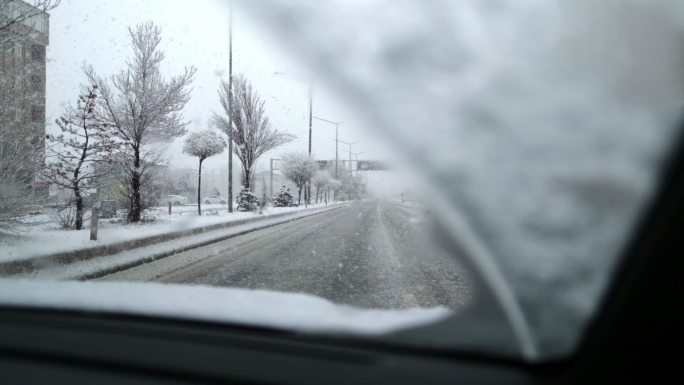 大雾暴雪暴风雪中接近盲道交叉口