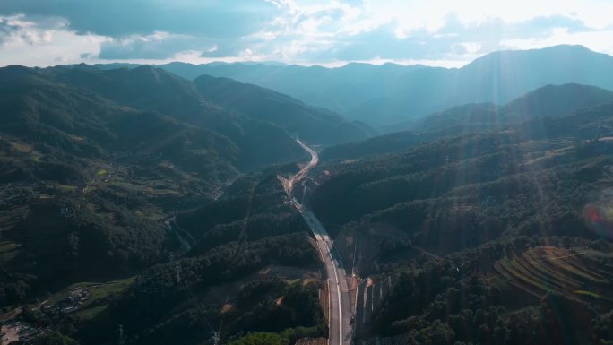 高速公路建设视频云南山区高速公路逆光远景