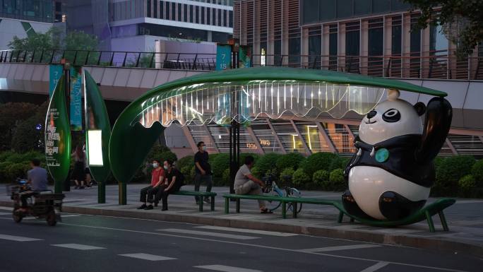 成都太古里网红熊猫公交站台