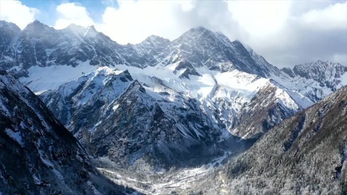 雪山 云雾 延时 汽车 行进