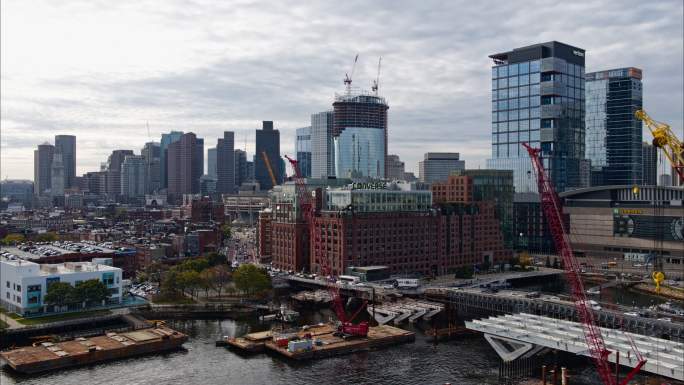 波士顿市中心附近的查尔斯河（Charles River），可以看到现代化的公寓和办公楼，以及在建的新