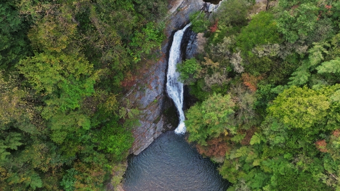 山间瀑布