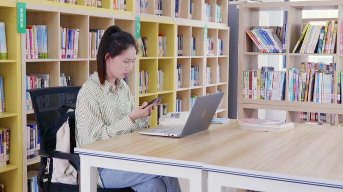 女生图书馆学习收到可疑短信在电脑上查信息