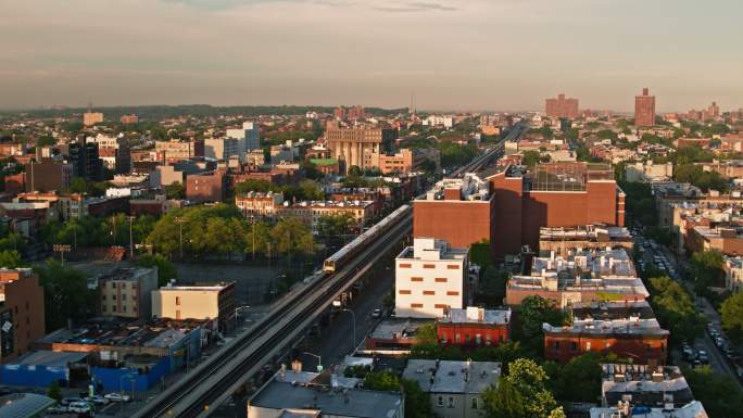 纽约地铁列车穿过贝德福德（Bedford）——日落时分的Stuyvesant——空中