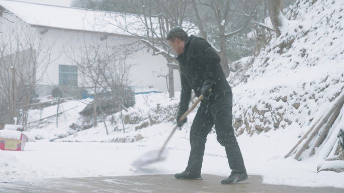 人在扫雪大雪雪乡暴风雪