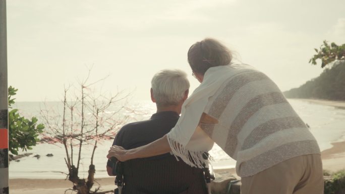 亚洲老年夫妇在海滩享受浪漫假期