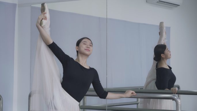 年轻的亚洲芭蕾舞演员在工作室表演。舞蹈指导绕着自己转，上台前进行训练。