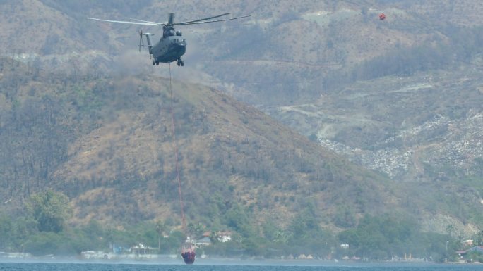 消防直升机从海上取水