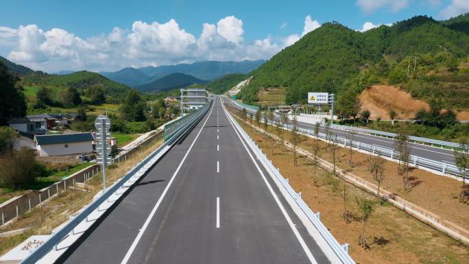 公路建设视频准备通车的云南山区高速公路