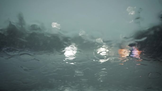 下雨天 雨打车窗 伤感情绪